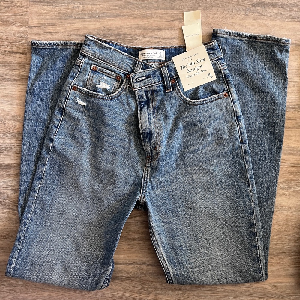 NWT Abercrombie & Fitch 90’s Slim Straight Ultra High Rise Jean Size 26